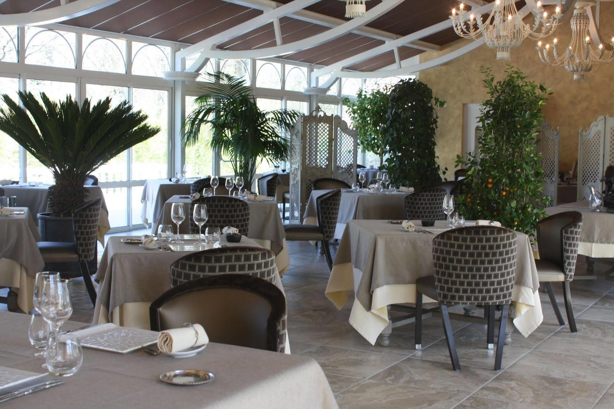 Logis Domaine De Valaudran Hotel ซาลบรีส์ ภายนอก รูปภาพ